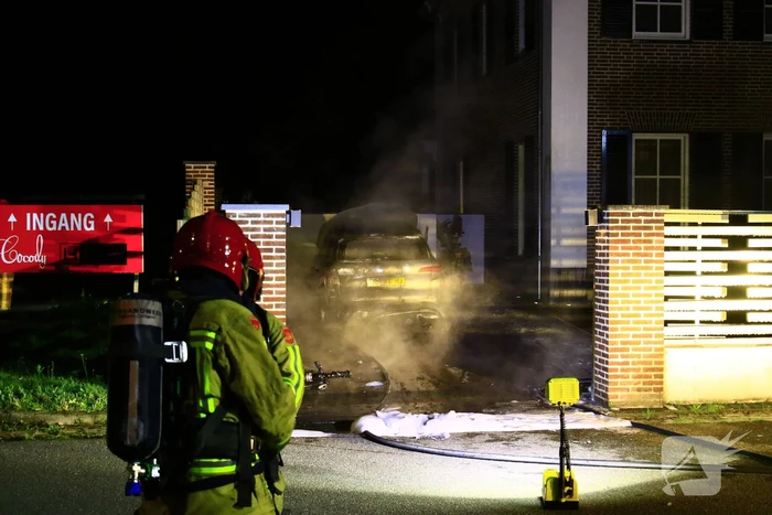Auto door brand verwoest na explosie