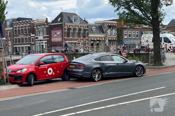 Automobilist botst op geparkeerde auto
