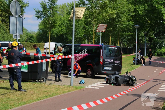 Scooterrijder zwaargewond bij botsing met bestelbus