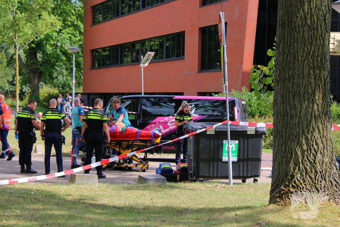 Scooterrijder zwaargewond bij botsing met bestelbus
