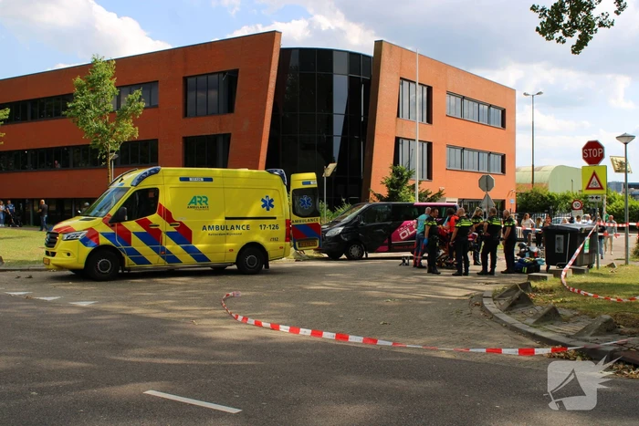 Scooterrijder zwaargewond bij botsing met bestelbus