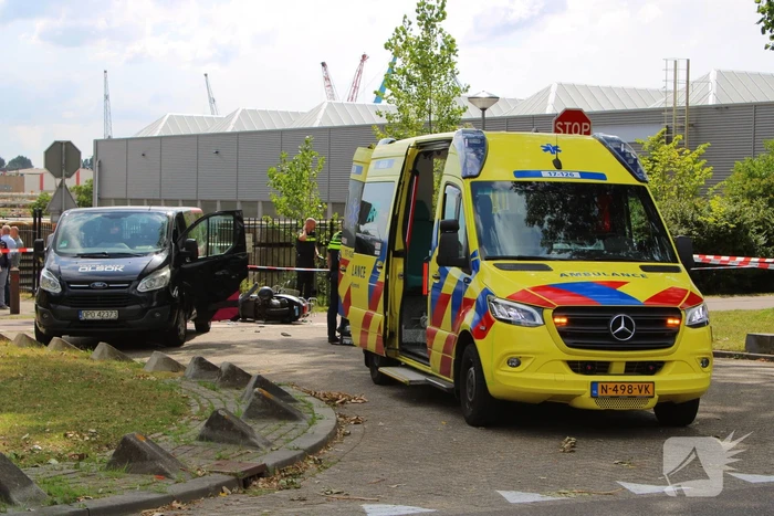 Scooterrijder zwaargewond bij botsing met bestelbus