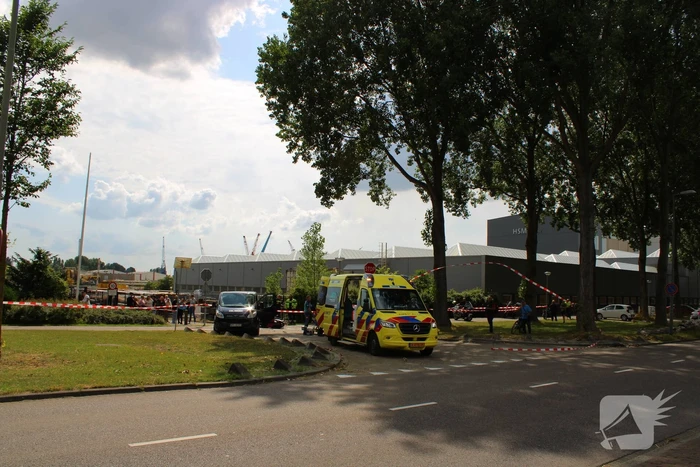 Scooterrijder zwaargewond bij botsing met bestelbus