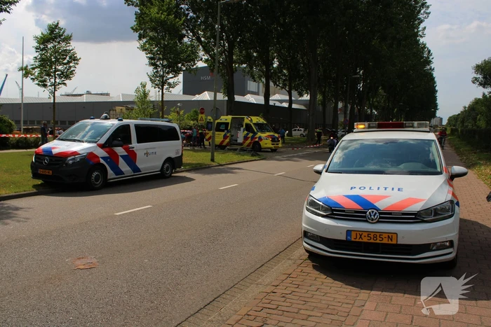 Scooterrijder zwaargewond bij botsing met bestelbus