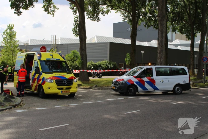 Scooterrijder zwaargewond bij botsing met bestelbus