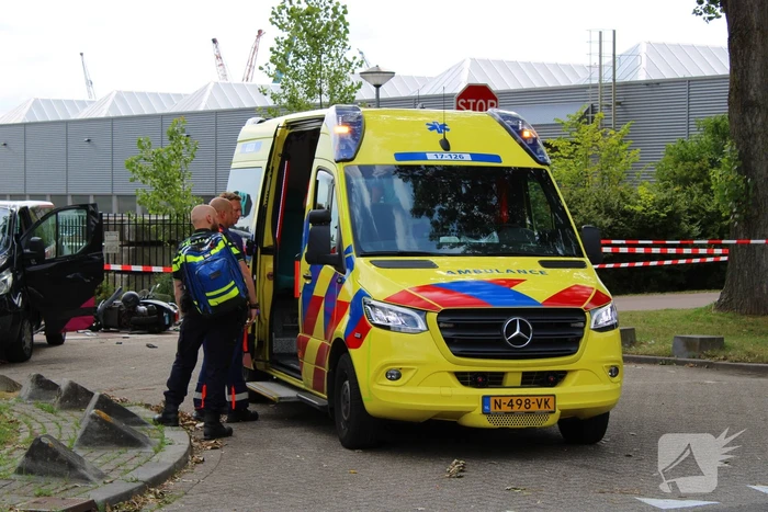 Scooterrijder zwaargewond bij botsing met bestelbus