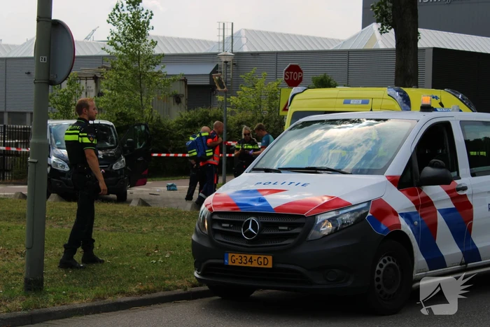 Scooterrijder zwaargewond bij botsing met bestelbus