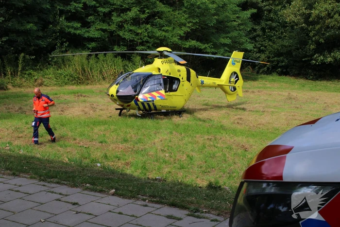 Scooterrijder zwaargewond bij botsing met bestelbus