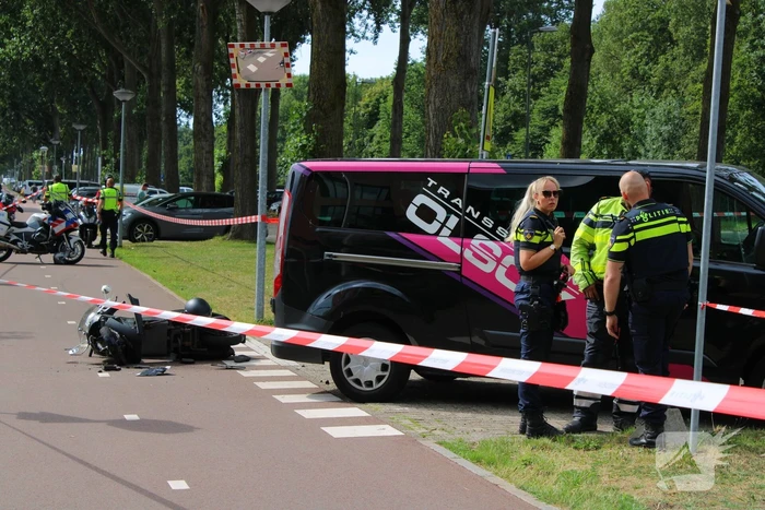 Scooterrijder zwaargewond bij botsing met bestelbus