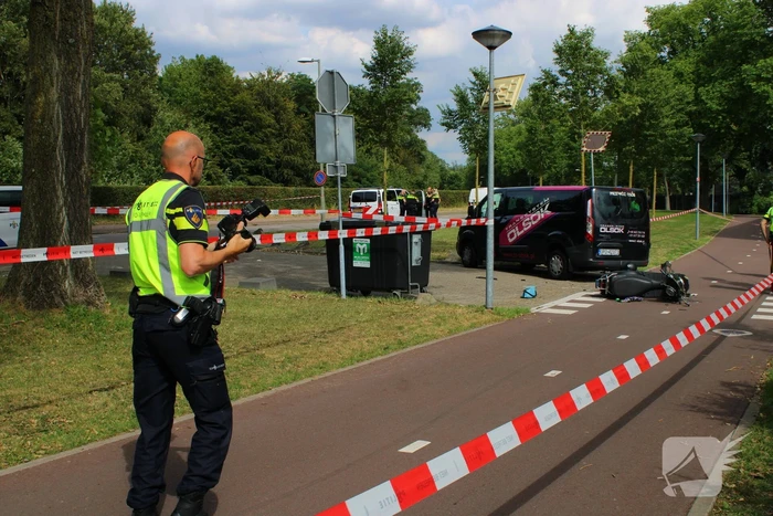 Scooterrijder zwaargewond bij botsing met bestelbus