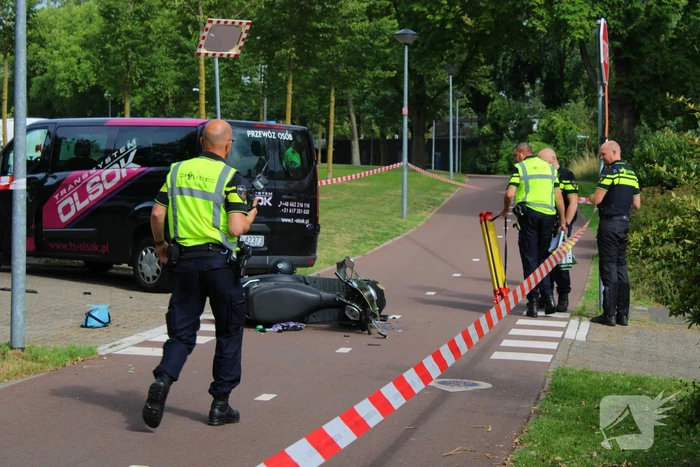 Scooterrijder zwaargewond bij botsing met bestelbus