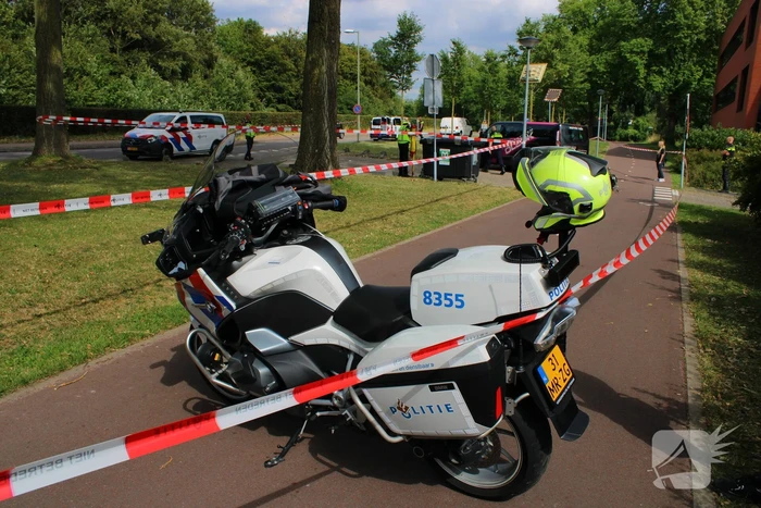 Scooterrijder zwaargewond bij botsing met bestelbus