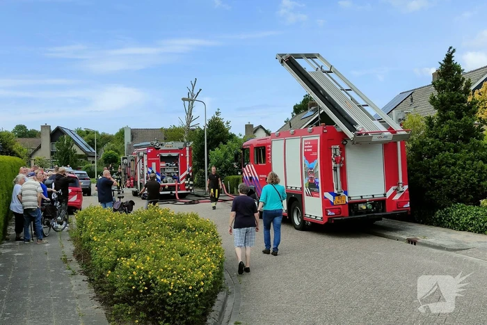 Brandweer redt persoon bij hevige woningbrand