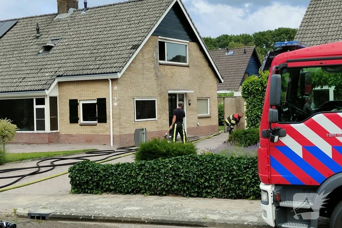 Brandweer redt persoon bij hevige woningbrand