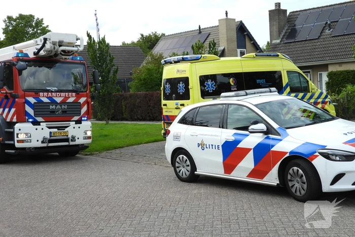 Brandweer redt persoon bij hevige woningbrand