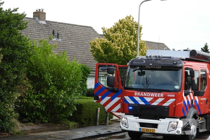 Brandweer redt persoon bij hevige woningbrand