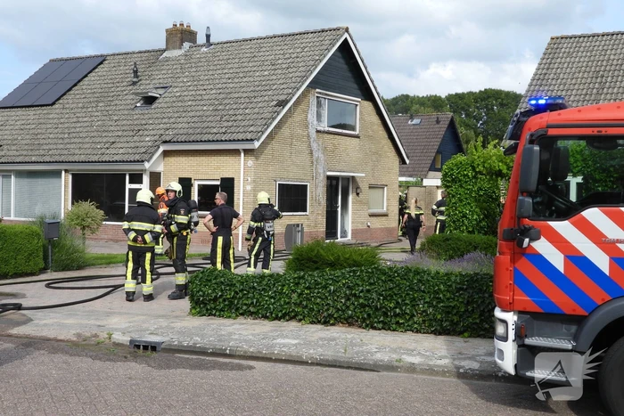 Brandweer redt persoon bij hevige woningbrand
