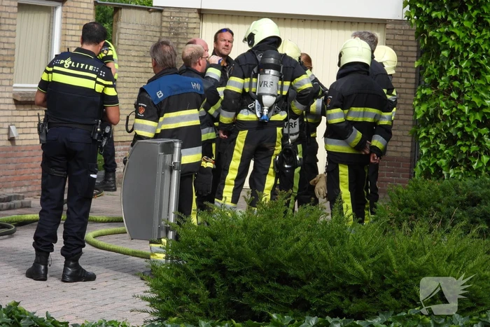 Brandweer redt persoon bij hevige woningbrand