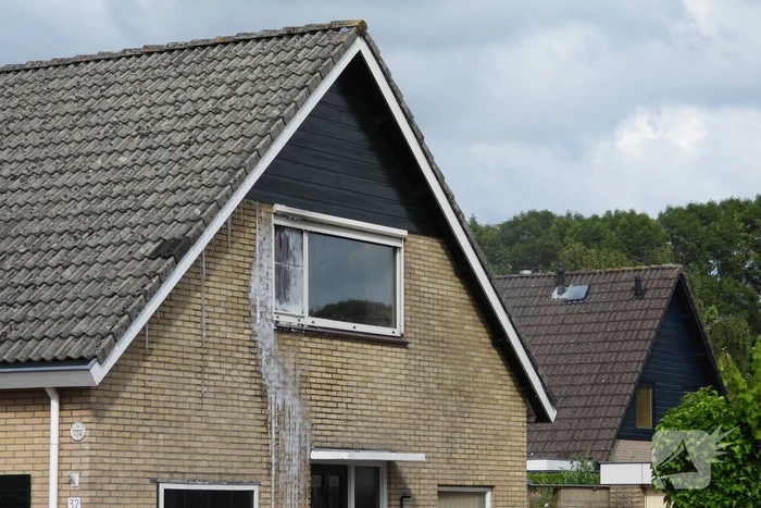 Brandweer redt persoon bij hevige woningbrand