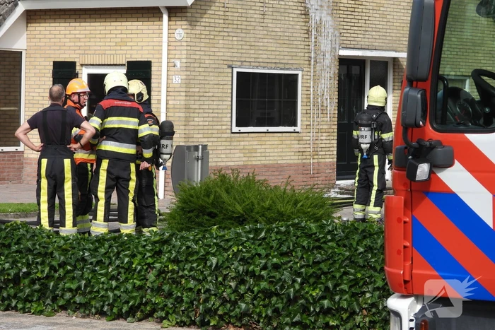 Brandweer redt persoon bij hevige woningbrand