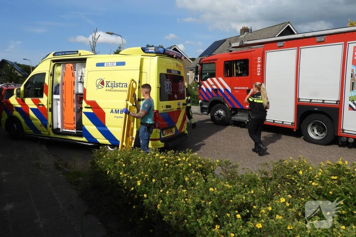 Brandweer redt persoon bij hevige woningbrand
