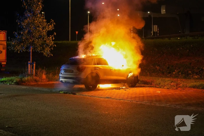 Auto volledig uitgebrand op parkeerplaats
