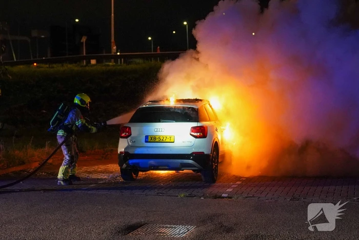 Auto volledig uitgebrand op parkeerplaats