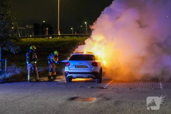 Auto volledig uitgebrand op parkeerplaats