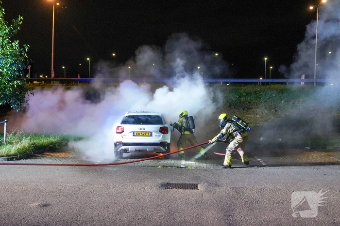 Auto volledig uitgebrand op parkeerplaats