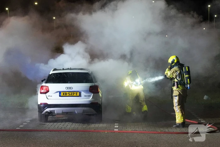 Auto volledig uitgebrand op parkeerplaats