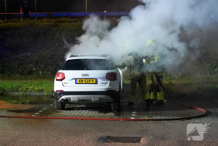 Auto volledig uitgebrand op parkeerplaats