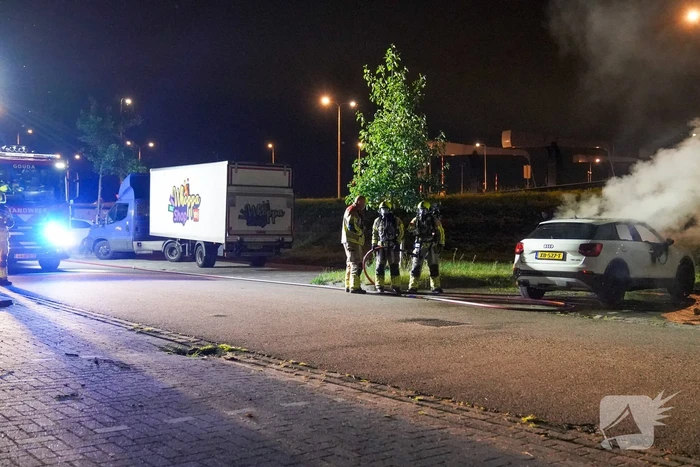 Auto volledig uitgebrand op parkeerplaats