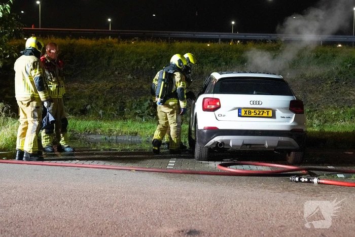 Auto volledig uitgebrand op parkeerplaats