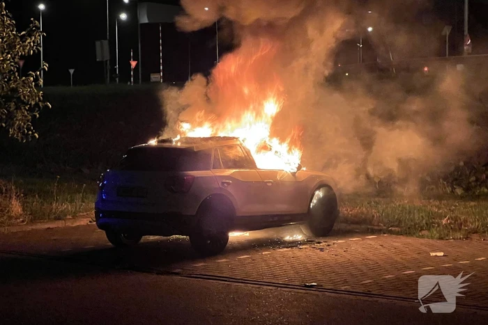 Auto volledig uitgebrand op parkeerplaats