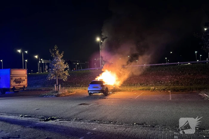 Auto volledig uitgebrand op parkeerplaats
