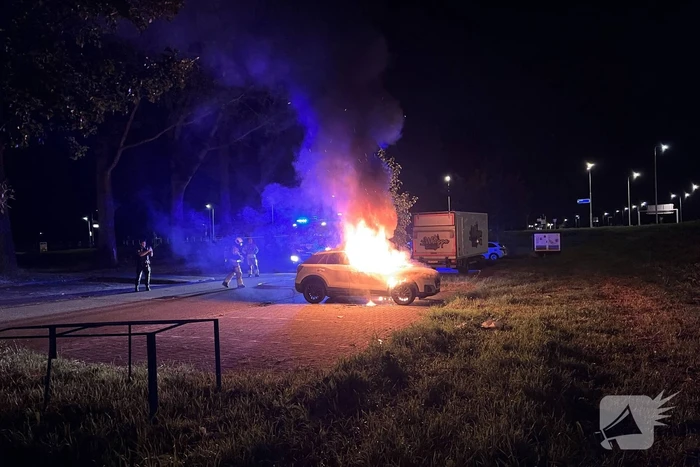 Auto volledig uitgebrand op parkeerplaats