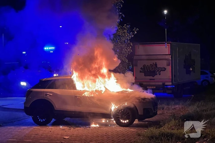 Auto volledig uitgebrand op parkeerplaats