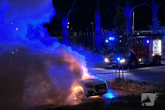 Auto volledig uitgebrand op parkeerplaats