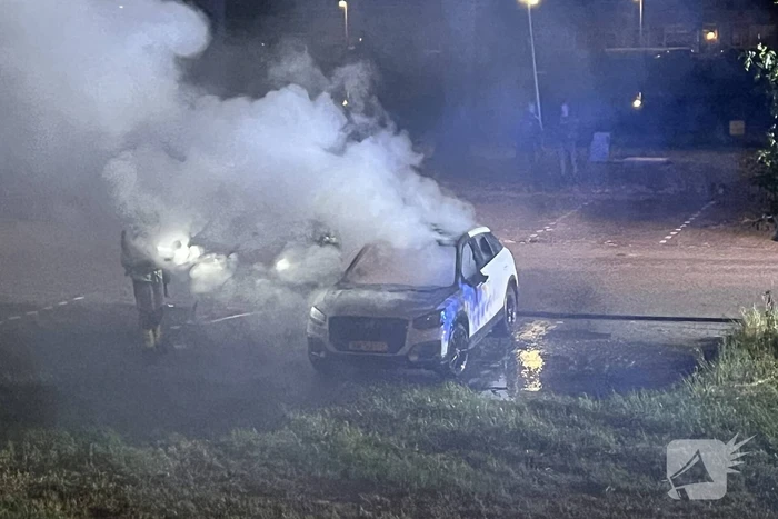 Auto volledig uitgebrand op parkeerplaats