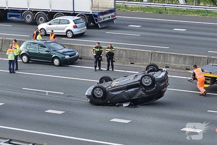 Personenwagen vliegt over de kop en komt ondersteboven tot stilstand