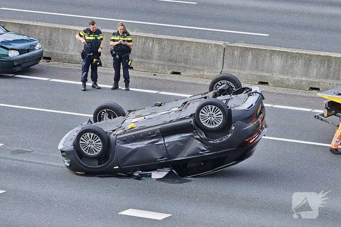 Personenwagen vliegt over de kop en komt ondersteboven tot stilstand
