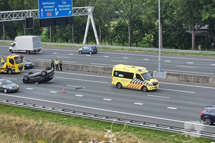 Personenwagen vliegt over de kop en komt ondersteboven tot stilstand