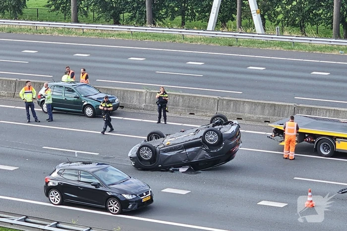 Personenwagen vliegt over de kop en komt ondersteboven tot stilstand