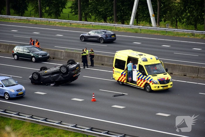 Personenwagen vliegt over de kop en komt ondersteboven tot stilstand