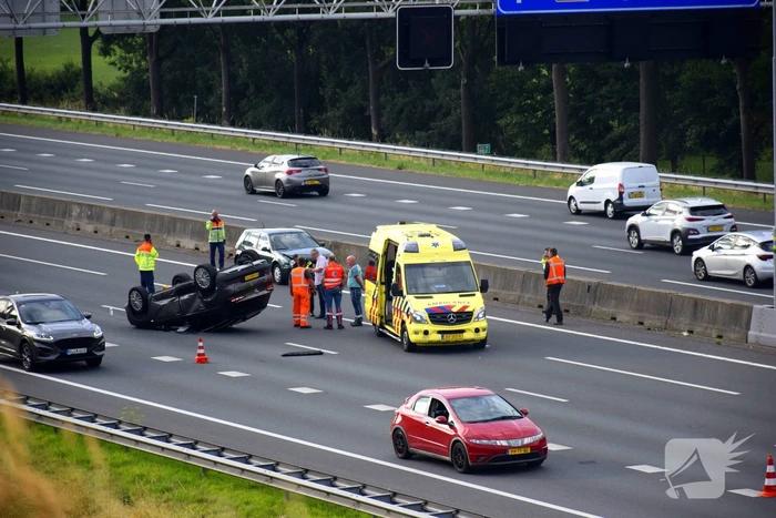 Personenwagen vliegt over de kop en komt ondersteboven tot stilstand