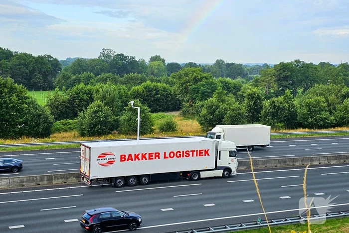 Personenwagen vliegt over de kop en komt ondersteboven tot stilstand