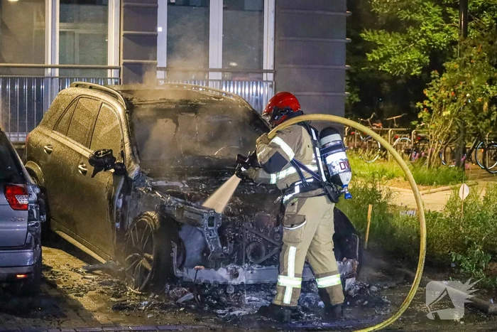 Geparkeerde auto vliegt in brand