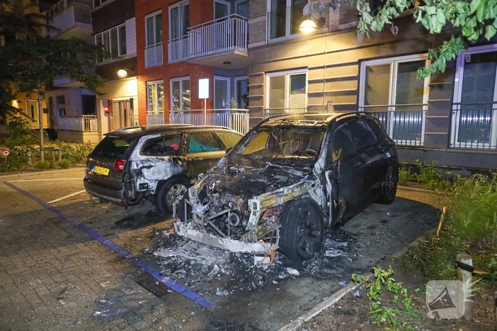 Geparkeerde auto vliegt in brand