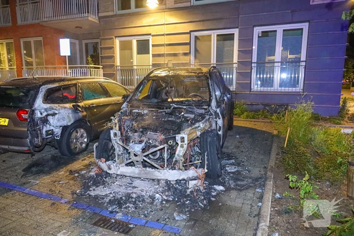 Geparkeerde auto vliegt in brand