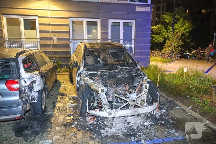 Geparkeerde auto vliegt in brand